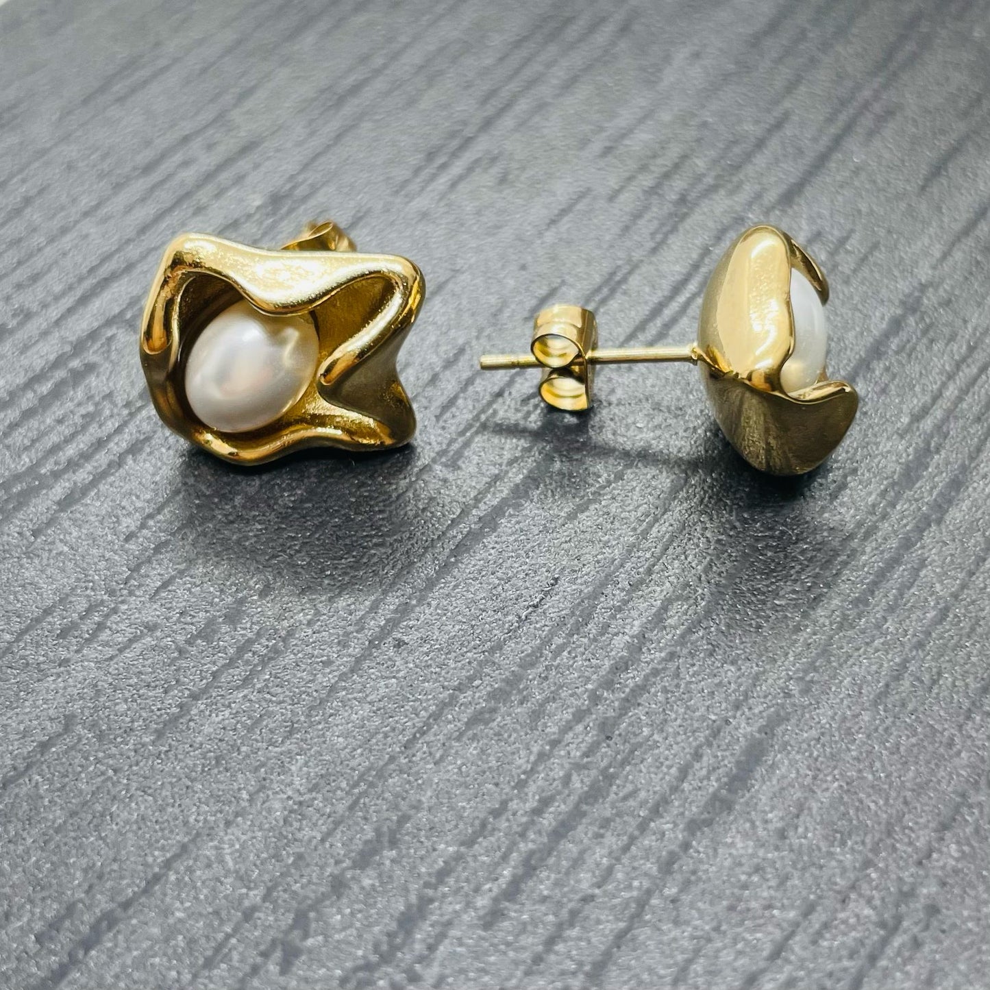 💫⭐️🌸Orecchini a bottone con Perla di imitazione incastonata, da 1,3x1,0 Cm, in Acciaio Inossidabile, colore Gold✨🤩💫⭐️