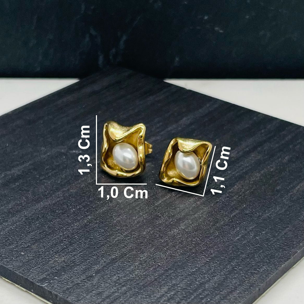 💫⭐️🌸Orecchini a bottone con Perla di imitazione incastonata, da 1,3x1,0 Cm, in Acciaio Inossidabile, colore Gold✨🤩💫⭐️