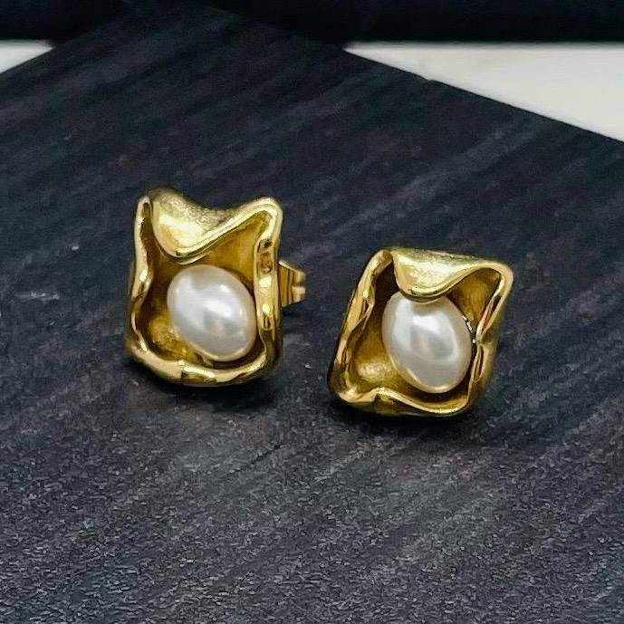💫⭐️🌸Orecchini a bottone con Perla di imitazione incastonata, da 1,3x1,0 Cm, in Acciaio Inossidabile, colore Gold✨🤩💫⭐️